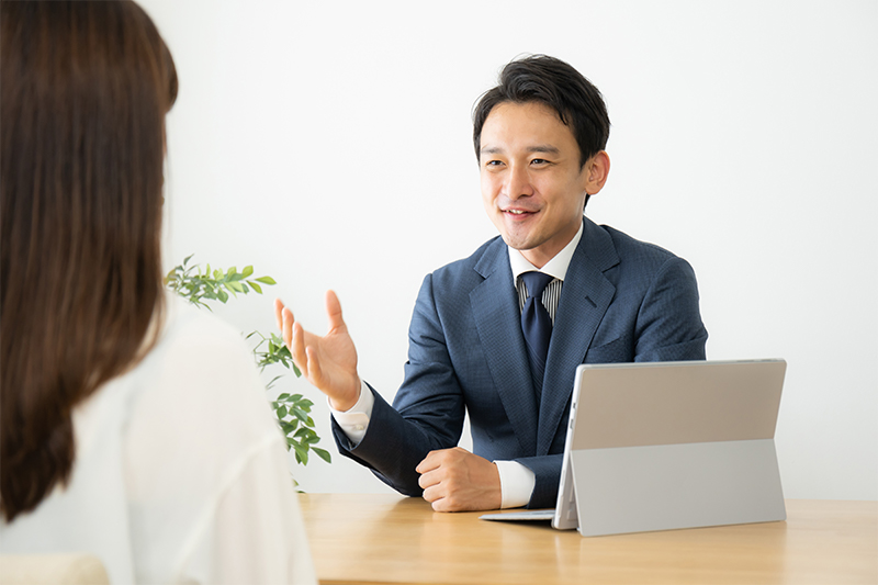補助金の採択を支援するスタッフ